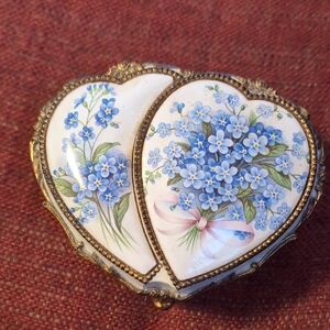 Cottagecore Double Heart Porcelain Music Box with Blue Forget-Me-Not Flowers